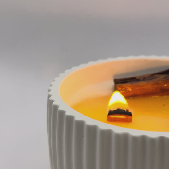 vela Cinnamon Roll de canela con mecha de madera encendida en cera de soja video ASMR relajante