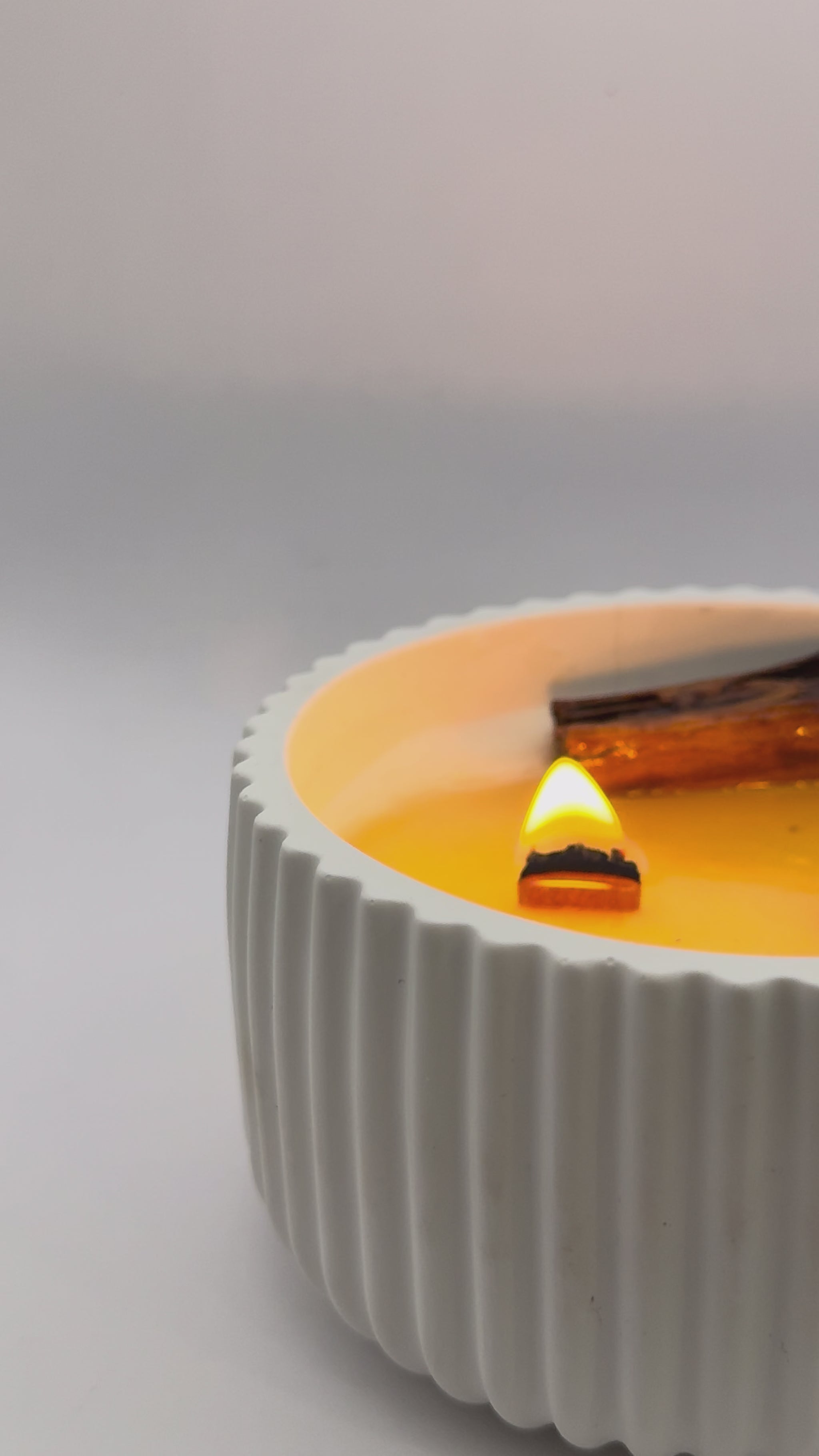 vela Cinnamon Roll de canela con mecha de madera encendida en cera de soja video ASMR relajante
