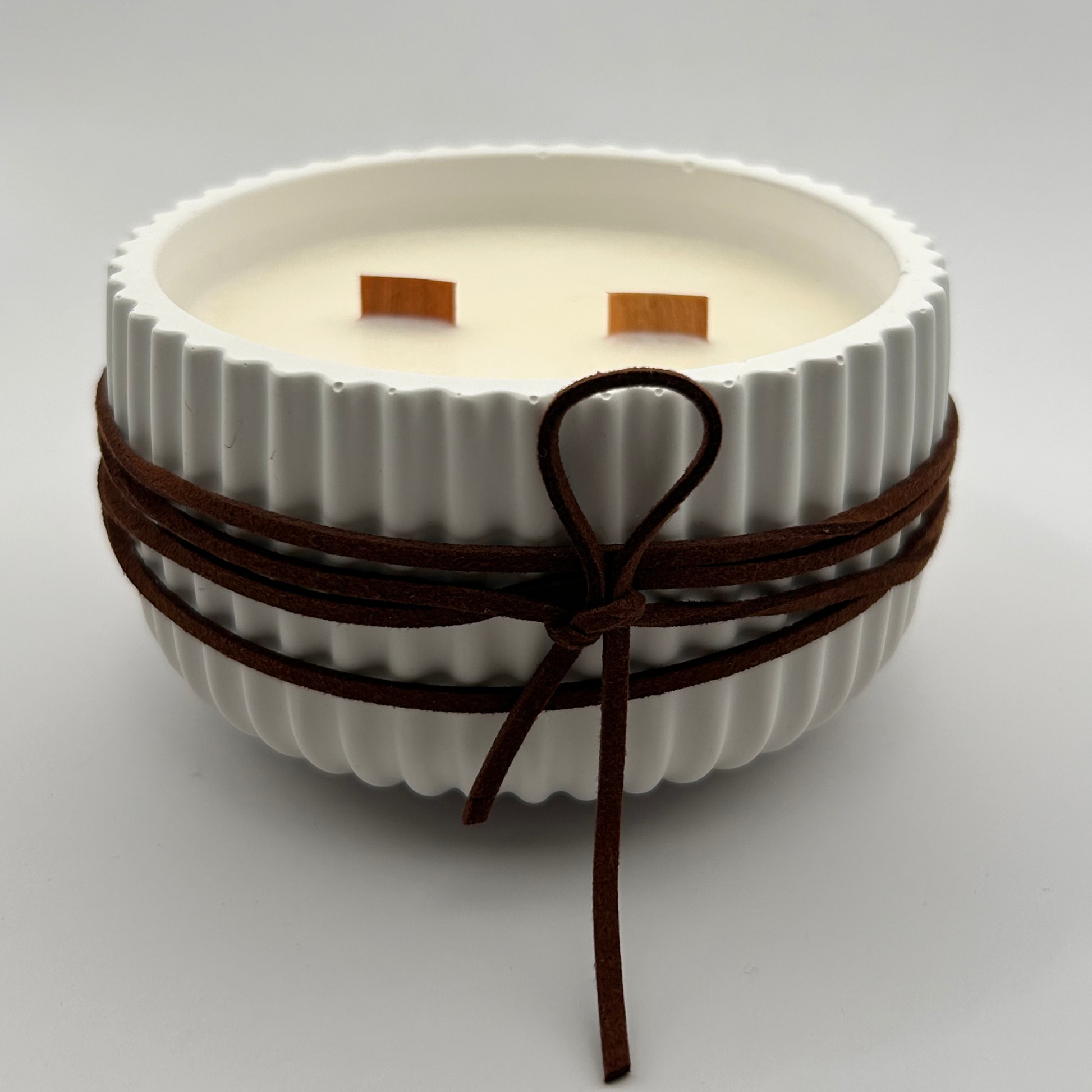 vela aromática de soja tobacco y roble decorada con cordón símil ante en cuenco blanco mecha de madera