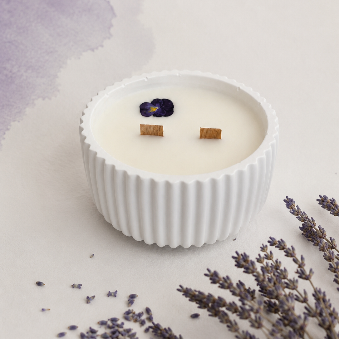 Vela aromática de violeta y vainilla blanca con cera de soja y doble mecha de madera.