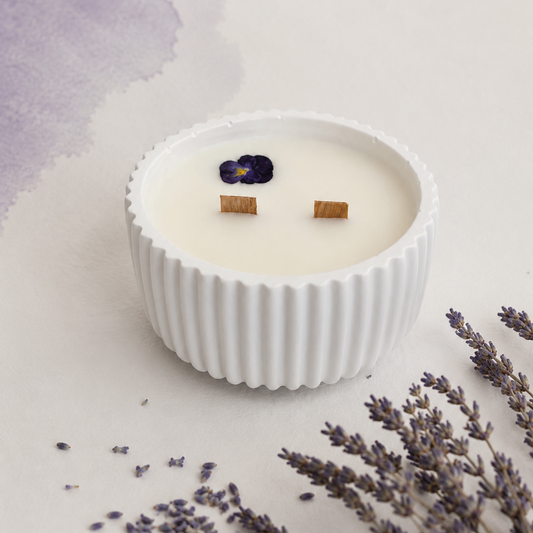Vela aromática de violeta y vainilla blanca con cera de soja y doble mecha de madera.