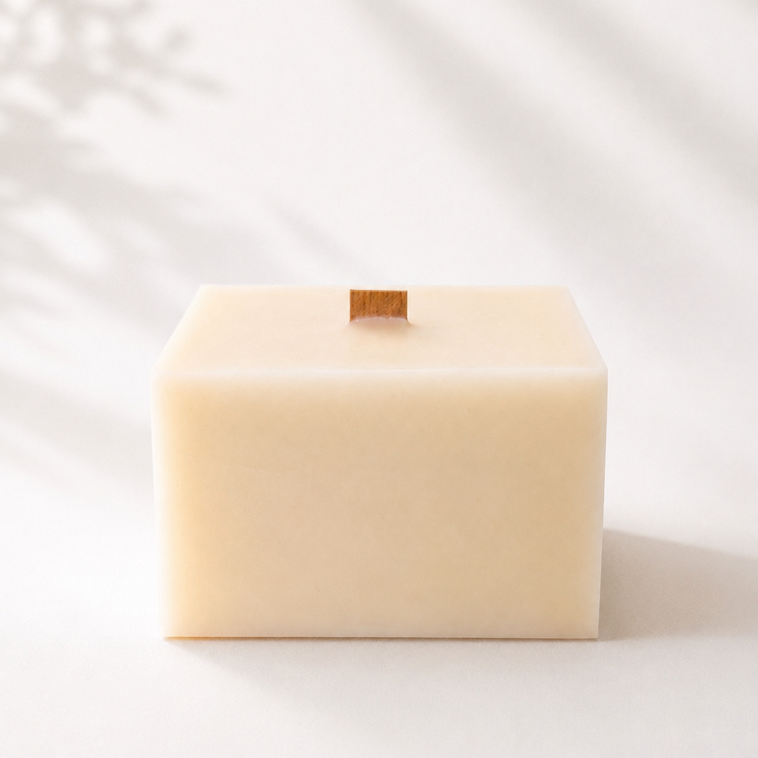 Vela decorativa de cera de soja en forma de cubo con mecha recta de madera, perteneciente a la Colección Altea de Shiro Candles Studio