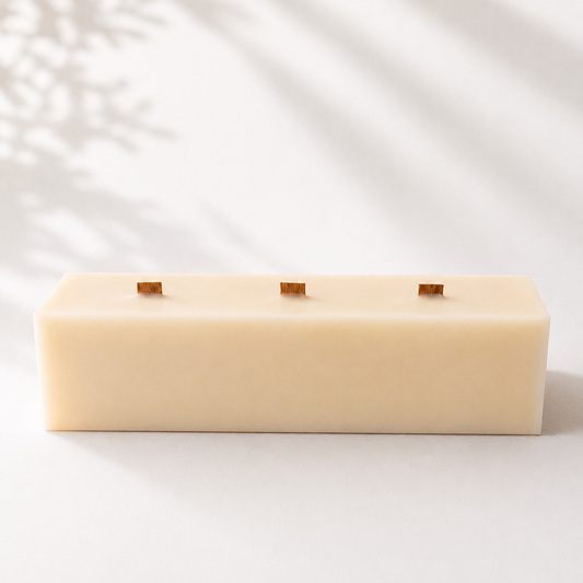 Vista frontal de una vela decorativa de cera de soja con triple mecha de madera, perteneciente a la Colección Altea de Shiro Candles Studio, de diseño minimalista