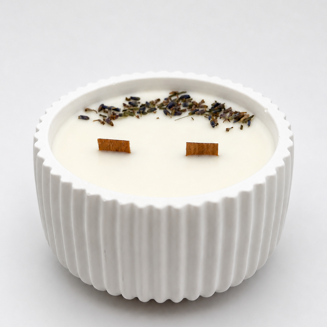 Vela aromática Lavanda y Vainilla Blanca de cera de soja natural con doble mecha de madera y decoración de lavanda seca