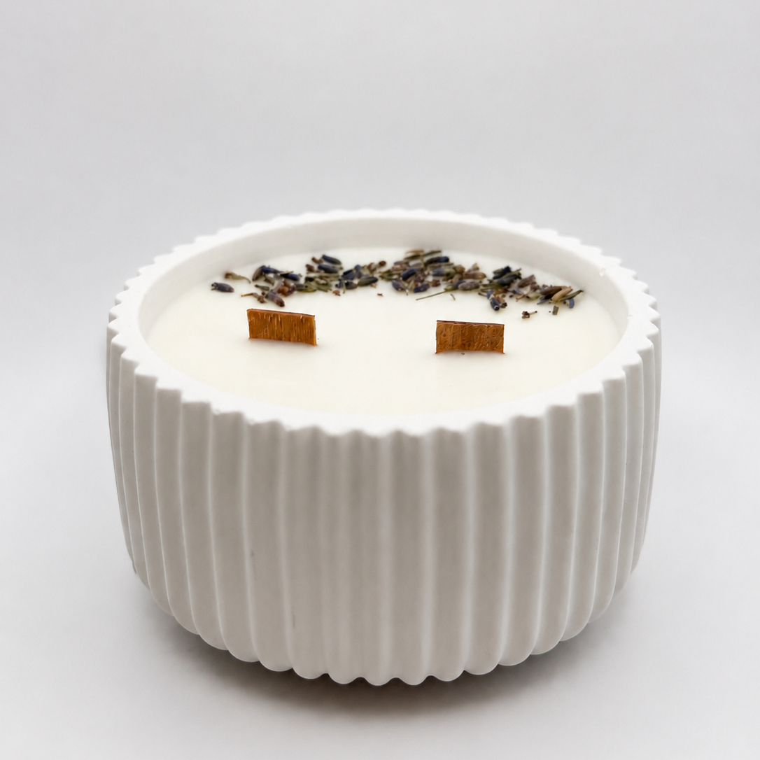 Vela aromática Lavanda y Vainilla Blanca de cera de soja natural con doble mecha de madera sobre fondo blanco.