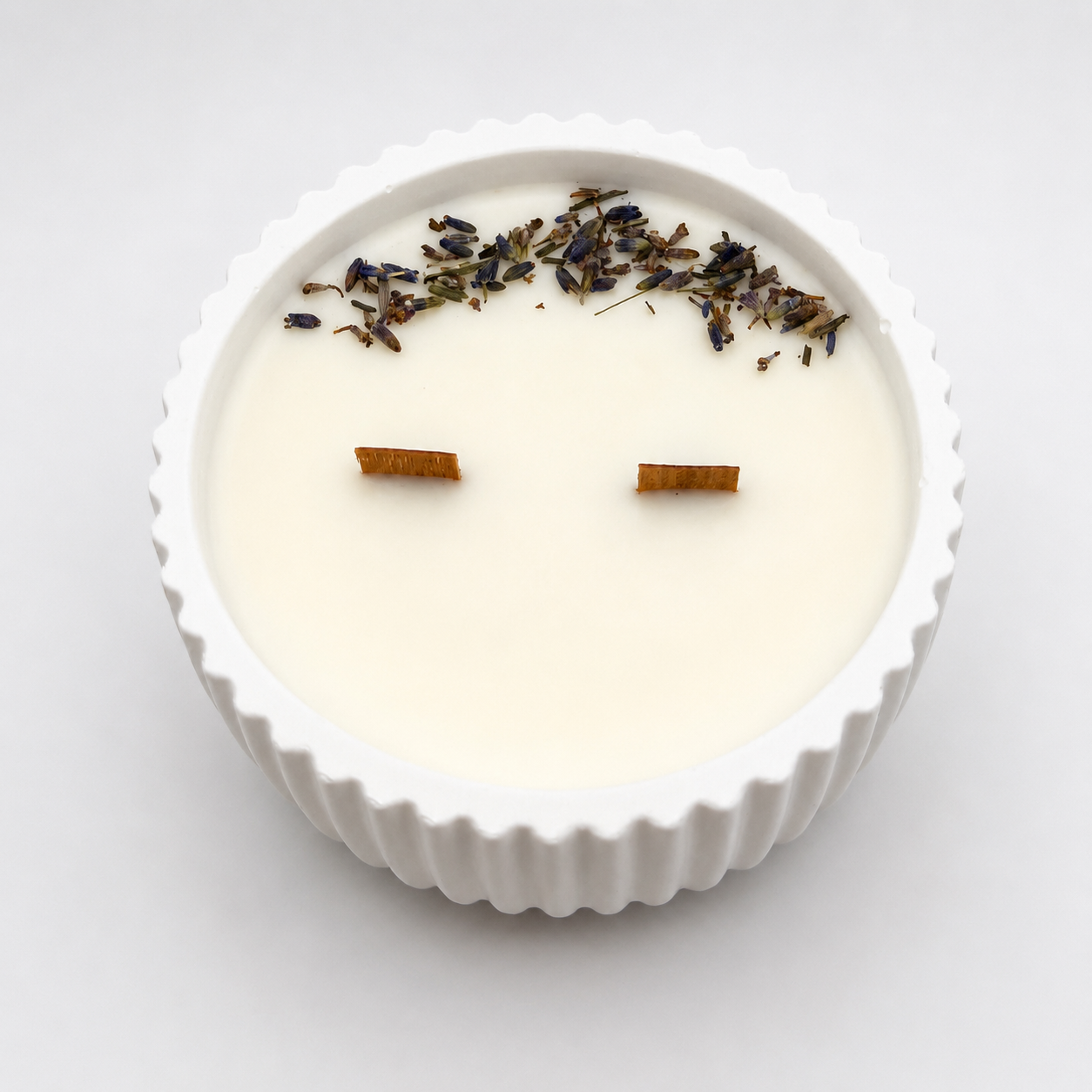 Vista superior de vela aromática Lavanda y Vainilla Blanca de cera de soja natural con doble mecha de madera.